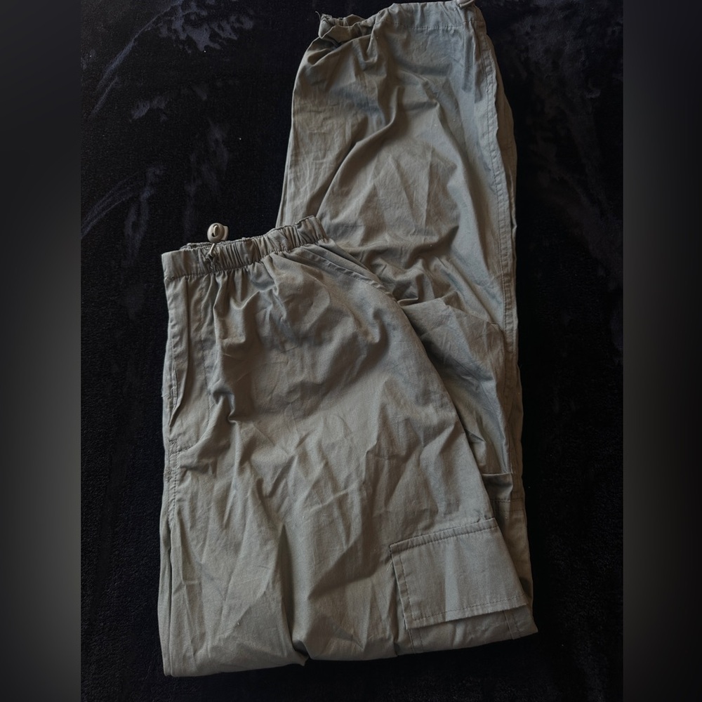 Baggy olive green cargo pants